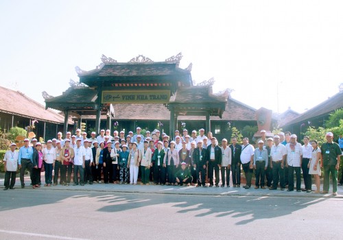 Chụp ảnh lưu niệm tại điểm Di tích Hòn chồng