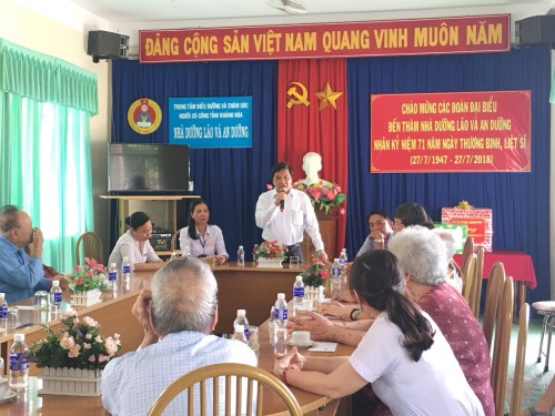 Thừa Ủy quyền Tỉnh Ủy,HĐND,UBND,UBMTTQ Việt Nam -Ông Nguyễn Văn Danh Tỉnh Ủy viên-Giám đốc Sở LĐ-TBXH đến thăm hỏi và tặng quà Dưỡng lão viên