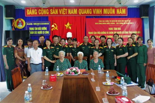 BAN CÔNG ĐOÀN QUỐC PHÒNG - CỤC CHÍNH TRỊ QUÂN KHU 5 THĂM, TẶNG QUÀ TRUNG TÂM ĐIỀU DƯỠNG VÀ CHĂM SÓC NGƯỜI CÓ CÔNG – CÔNG TÁC XÃ HỘI TỈNH KHÁNH HÒA
