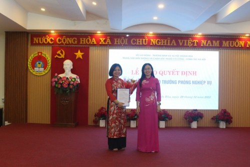 Trao Quyết định bổ nhiệm Phó trưởng phòng Phòng Nghiệp vụ thuộc Trung tâm Điều dưỡng và Chăm sóc Người có công -  Công tác xã hội tỉnh Khánh Hòa