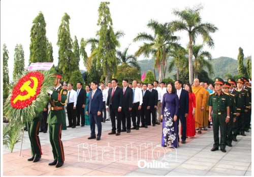 Lãnh đạo tỉnh Khánh Hòa đặt vòng hoa, dâng hương viếng nghĩa trang liệt sĩ Hòn Dung