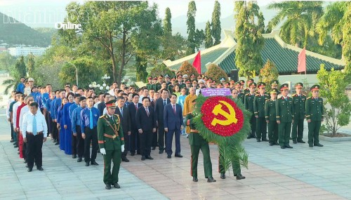 Lãnh đạo tỉnh Khánh Hòa đặt vòng hoa, dâng hương viếng nghĩa trang liệt sĩ Hòn Dung