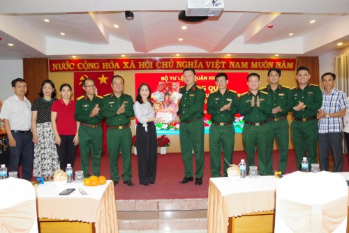 ĐOÀN CÔNG TÁC BỘ TƯ LỆNH QUÂN KHU 5 THĂM, ĐỘNG VIÊN DƯỠNG LÃO VIÊN VÀ TRUNG TÂM ĐIỀU DƯỠNG, CHĂM SÓC NGƯỜI CÓ CÔNG KHÁNH HÒA