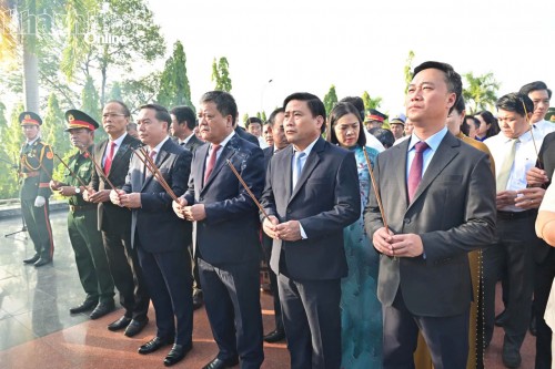 Lãnh đạo tỉnh Khánh Hòa dâng hương viếng các anh hùng liệt sĩ