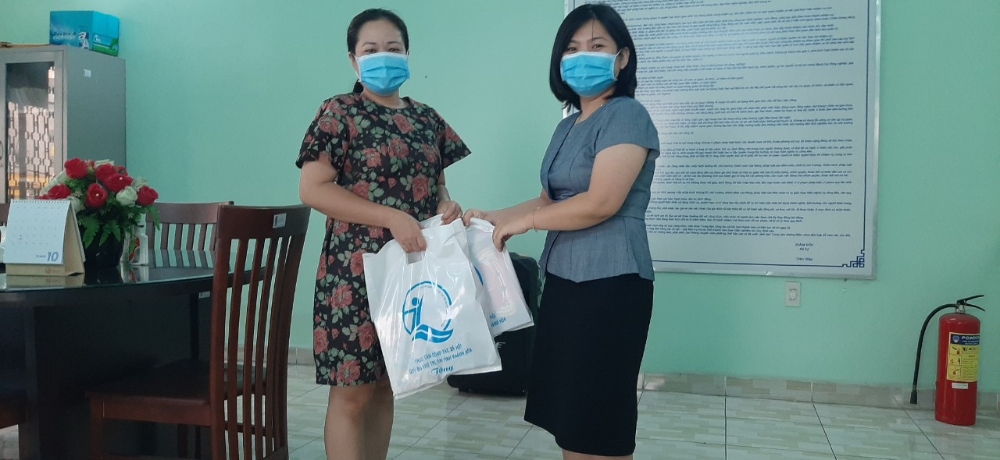 Bà Ma Thị Thanh Huyền – Phó Chủ tịch CĐBP (bên phải) trao gửi quà các cháu thiếu nhi cho cán bộ, viên chức, người lao động Trung tâm