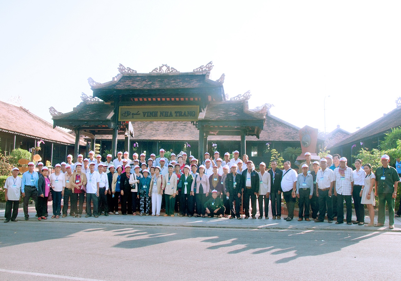 Chụp ảnh lưu niệm tại điểm Di tích Hòn chồng