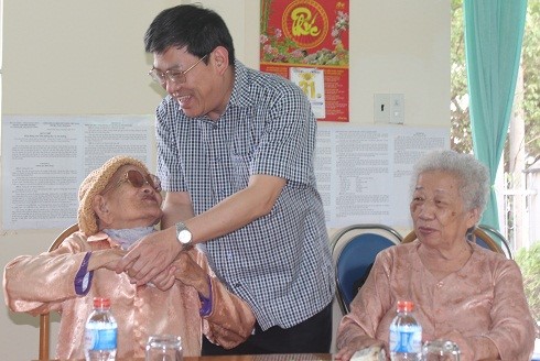 Ông Nguyễn Duy Bắc ân cần thăm hỏi, chúc Tết người có công tại Nhà Dưỡng lão và An dưỡng