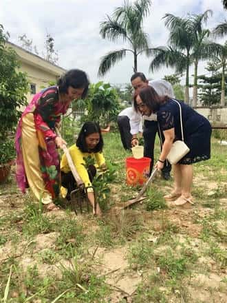 Bà Trịnh Thị Hợp– Phó Giám đốc Sở cũng Lãnh đạo Trung tâm trồng cây