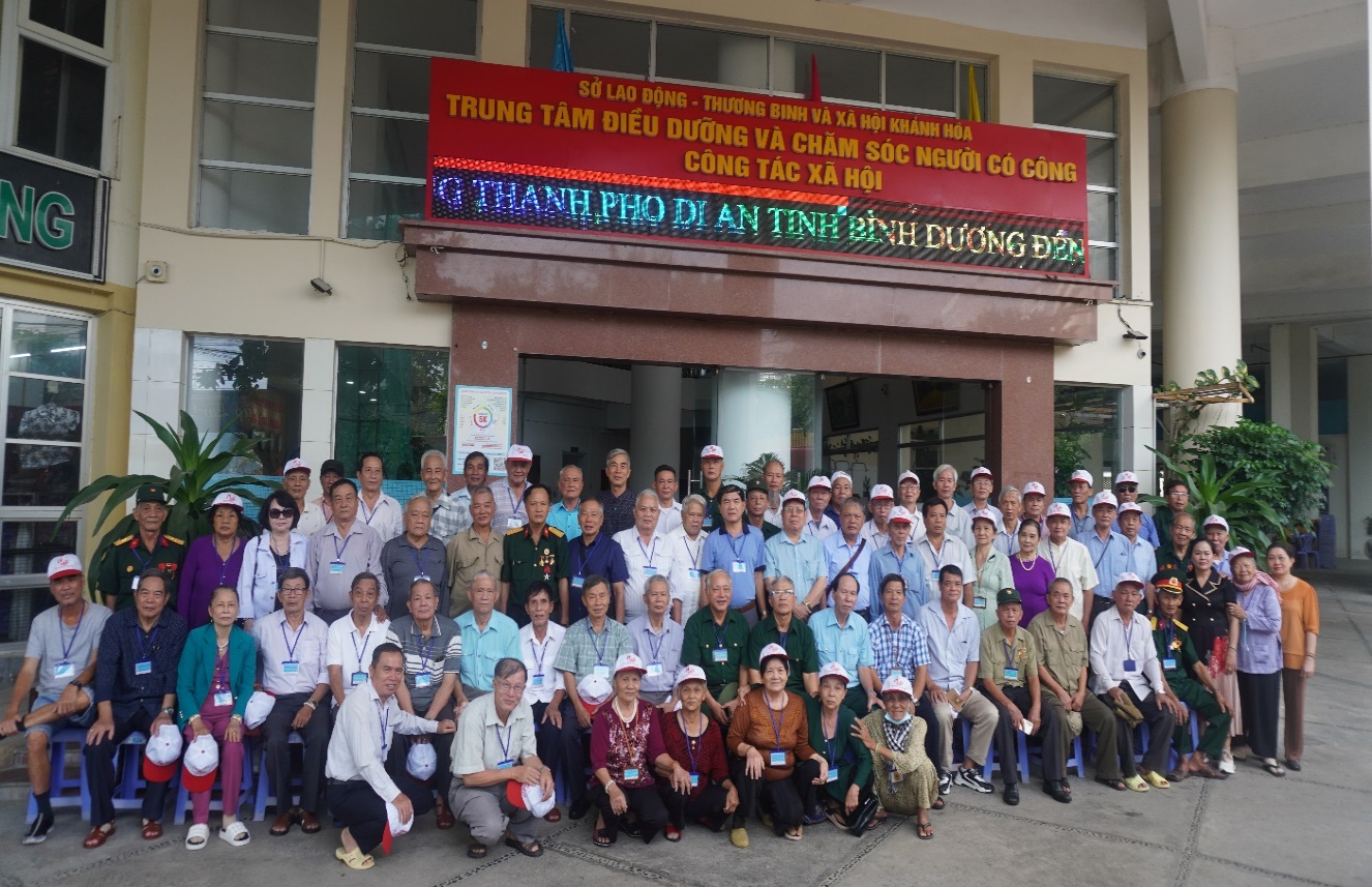 Các Đoàn đại biểu Người có công về điều dưỡng chụp ảnh lưu niệm