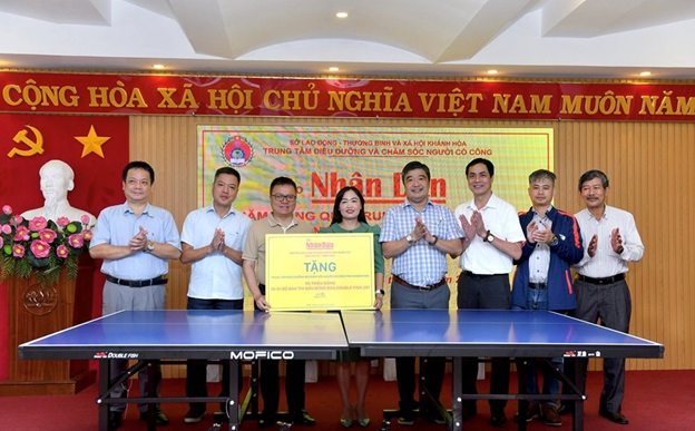 Đồng chí Lê Quốc Minh - Ủy viên BCH Trung ương Đảng, Tổng biên tập Báo Nhân Dân, Phó Trưởng Ban Tuyên giáo Trung ương, Chủ tịch Hội Nhà báo Việt Nam thăm, tặng quà cho Trung tâm Điều dưỡng và Chăm sóc người có công tỉnh Khánh Hòa