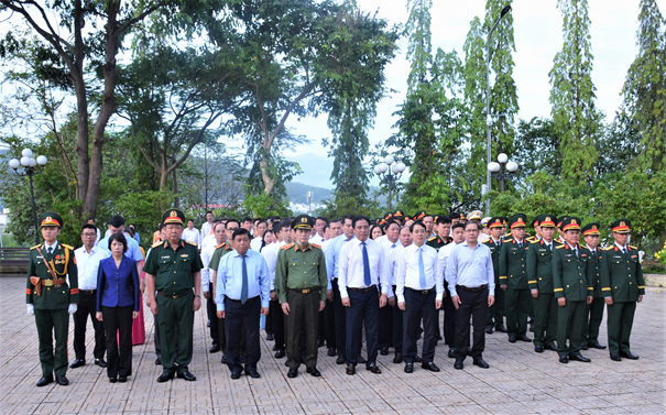 Lãnh đạo Đảng, Nhà nước và tỉnh Khánh Hòa  dâng hoa, dâng hương viếng Nghĩa trang liệt sĩ Hòn Dung
