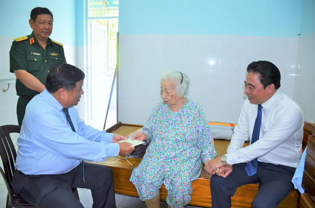 Phó Thủ tướng Chính phủ Nguyễn Chí Dũng thăm, tặng quà cho Trung tâm  Điều dưỡng và Chăm sóc Người có công Khánh Hòa