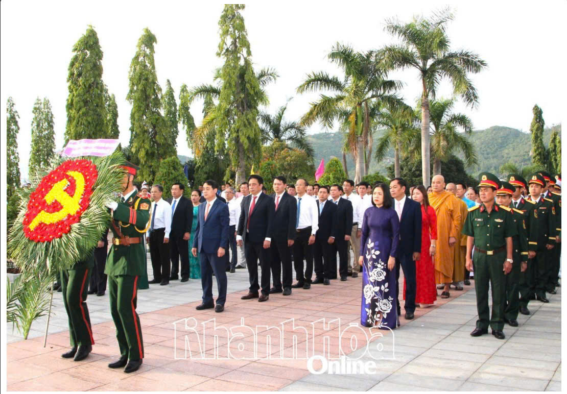 Lãnh đạo tỉnh Khánh Hòa đặt vòng hoa, dâng hương viếng nghĩa trang liệt sĩ Hòn Dung