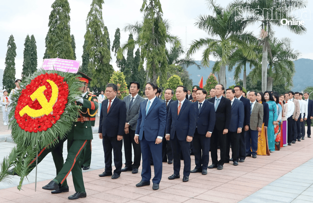 Đoàn đại biểu Đảng bộ tỉnh Khánh Hòa dự Đại hội đại biểu toàn quốc lần thứ XIV của Đảng dâng hoa, dâng hương viếng Nghĩa trang liệt sĩ Hòn Dung