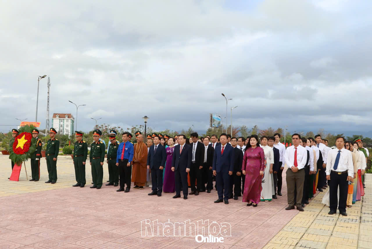 Lãnh đạo tỉnh Khánh Hòa đặt vòng hoa, dâng hương viếng Nghĩa trang liệt sĩ Ninh Thuận